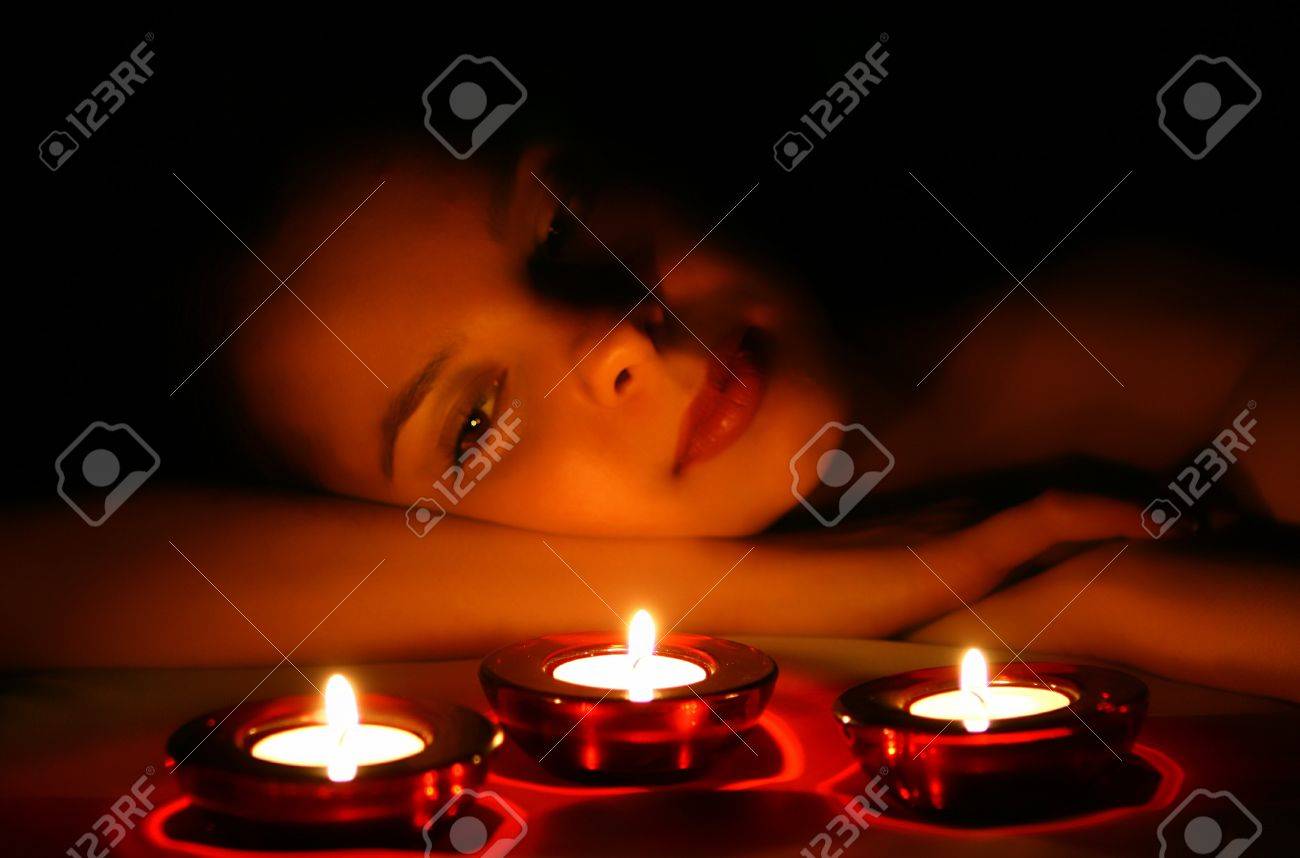 3 本のろうそくを探している女性 の写真素材 画像素材 Image 13814919