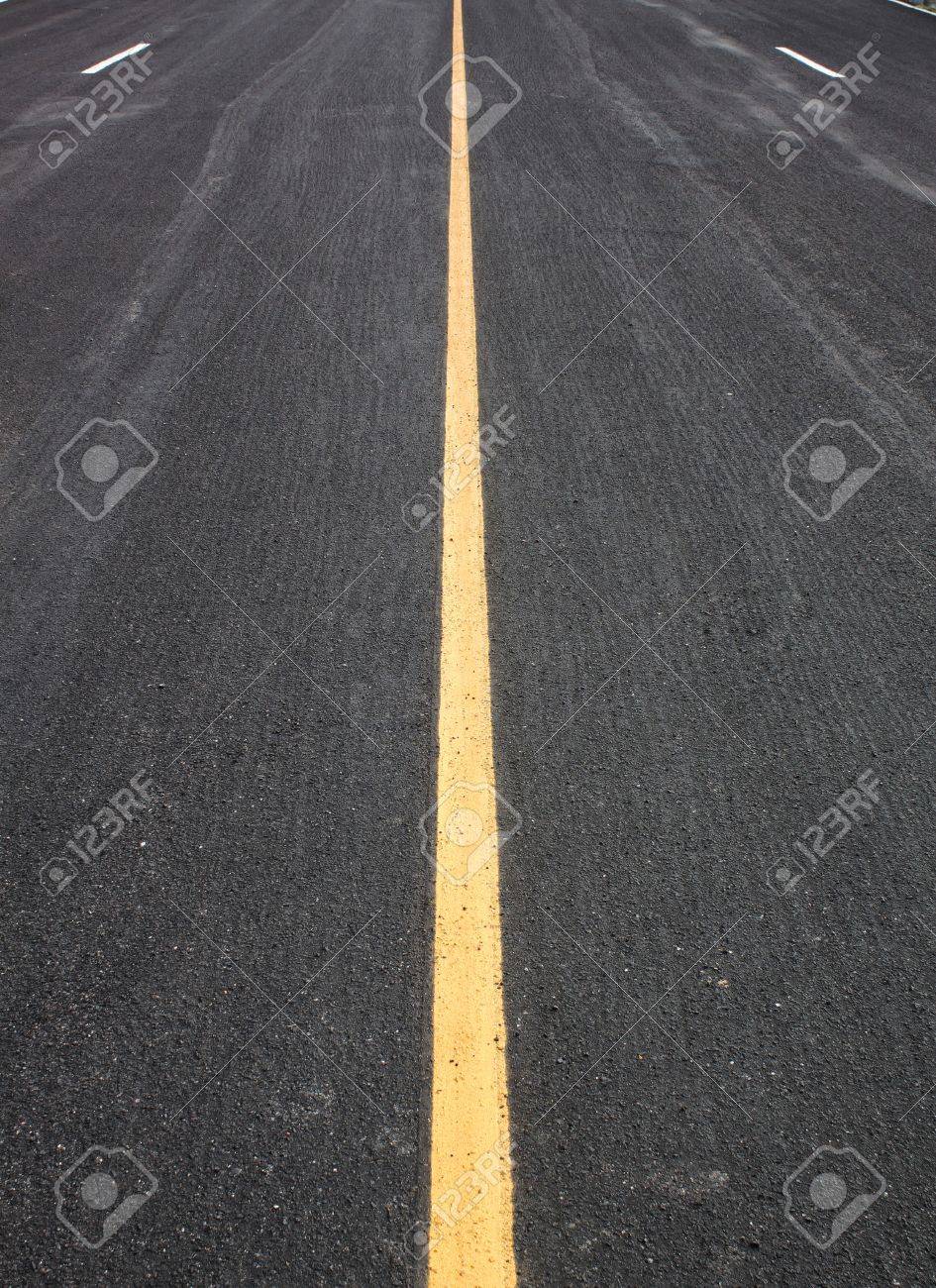 黒いアスファルトの道路の黄色い線は車線を分割します の写真素材 画像素材 Image
