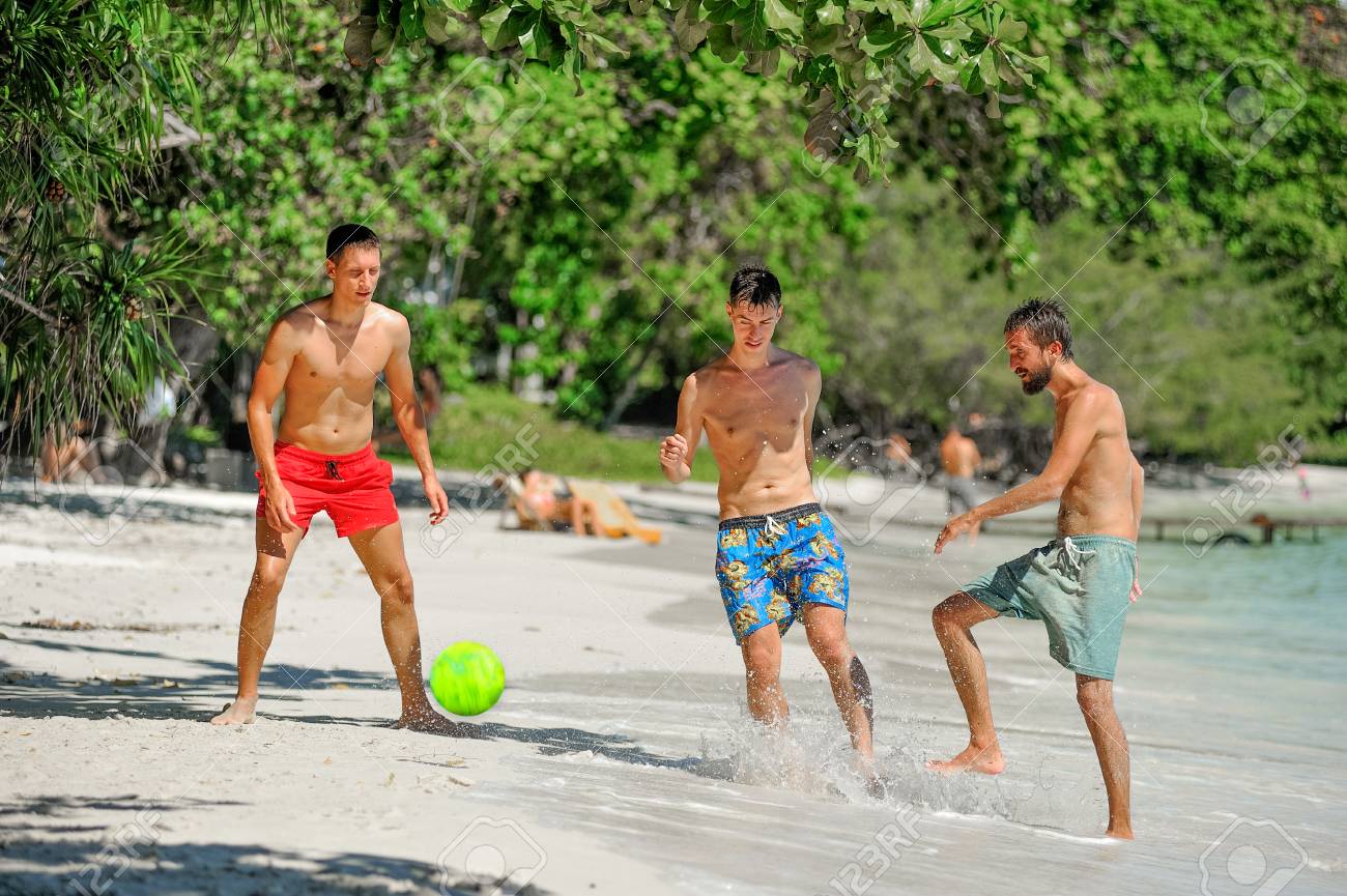 Amigos Jugando Al Fútbol En La Soleada Playa Tropical Fotos, retratos,  imágenes y fotografía de archivo libres de derecho. Image 84204974
