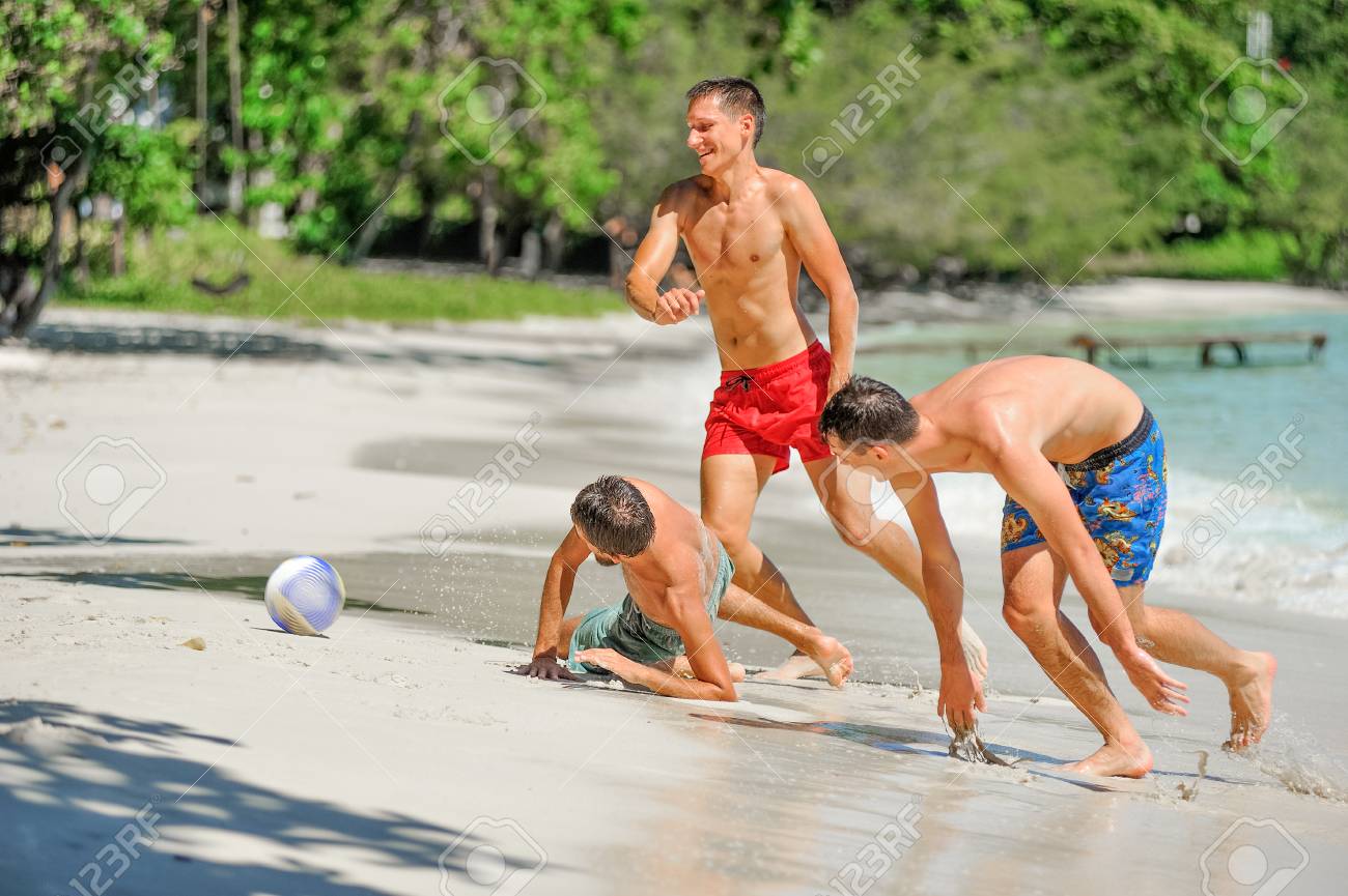 Amigos Jugando Al Fútbol En La Soleada Playa Tropical Fotos, retratos,  imágenes y fotografía de archivo libres de derecho. Image 84265113