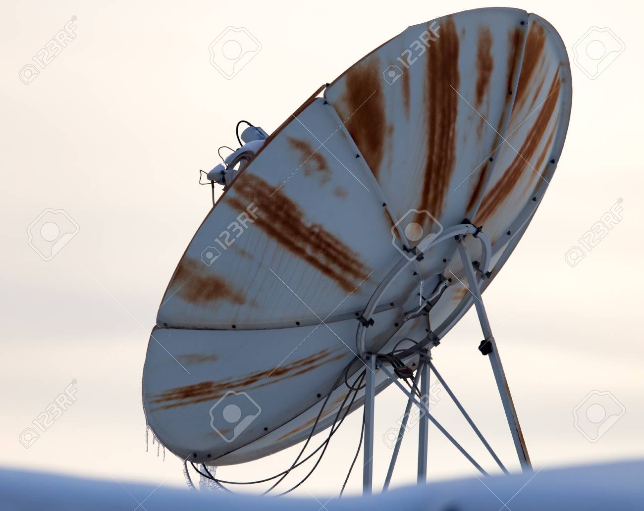 Antigua Antena Parabólica Oxidada En El Techo Al Atardecer Fotos, Retratos,  Imágenes Y Fotografía De Archivo Libres De Derecho. Image 76002912.