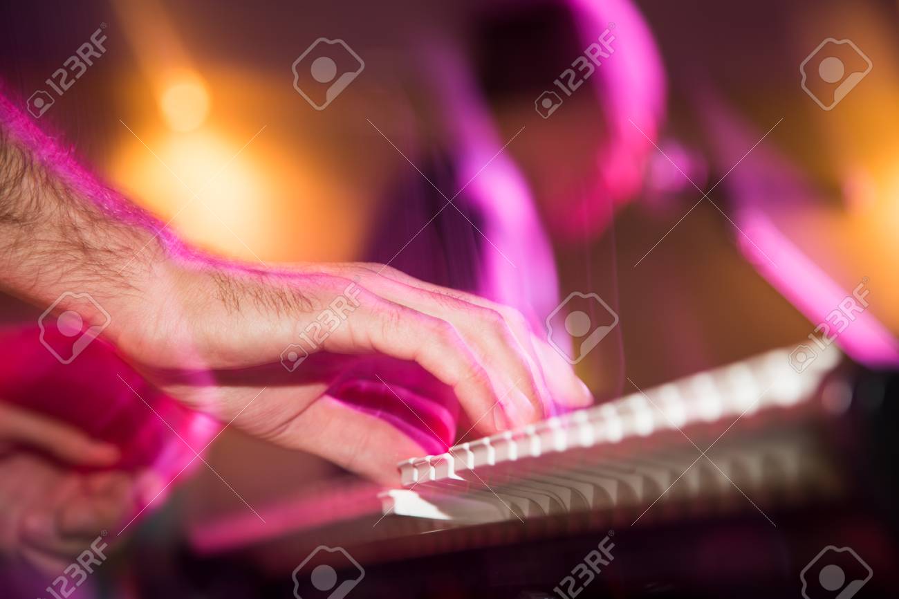 ミュージシャンはロックバンドでキーボードを再生します の写真素材 画像素材 Image ミュージシャンはロックバンドでキーボードを再生します の写真素材 画像素材 Image