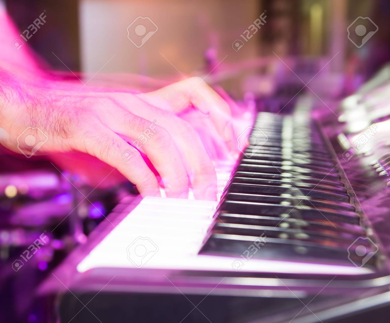 ミュージシャンはロックバンドでキーボードを再生します の写真素材 画像素材 Image ミュージシャンはロックバンドでキーボードを再生します の写真素材 画像素材 Image