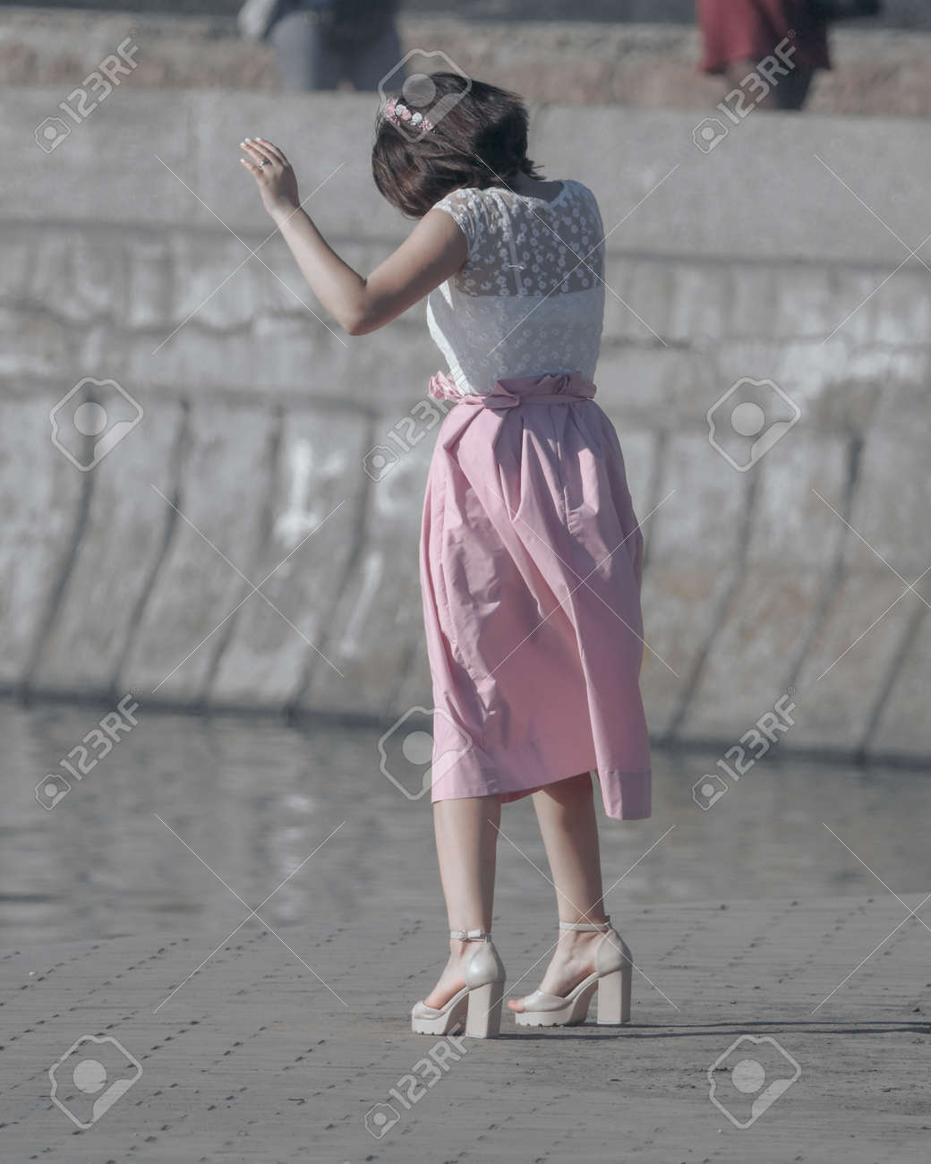 街撮り　ハイヒール 堤防近くのハイヒールの女の子。の写真素材・画像素材 Image 101315187