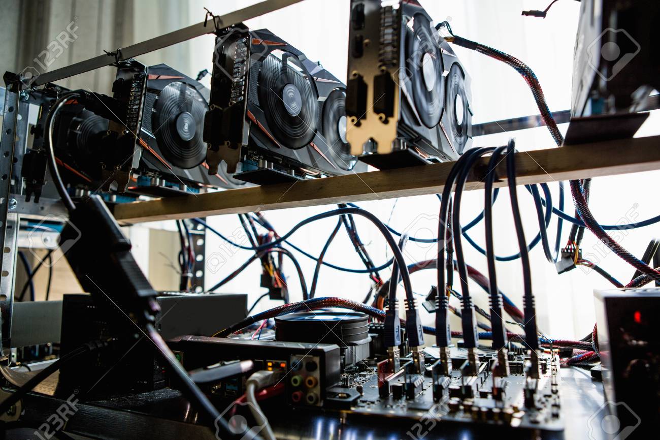 비트 코인 채굴을위한 그래픽 카드가있는 컴퓨터 로열티 무료 사진, 그림, 이미지 그리고 스톡포토그래피. Image 90141351