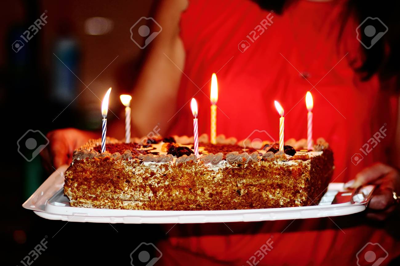 Delicieux Gateau D Anniversaire Avec Bougies De Maman Banque D Images Et Photos Libres De Droits Image