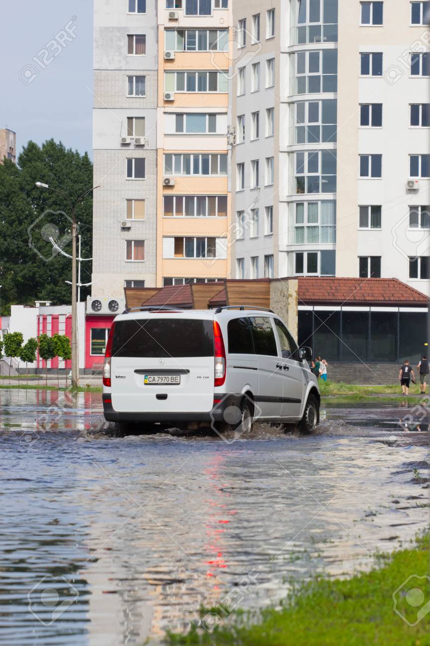 チェルカースィ ウクライナ 16 年 6 月 5 日 車のチェルカースィで豪雨による洪水の間に水没した道の運転 の写真素材 画像素材 Image