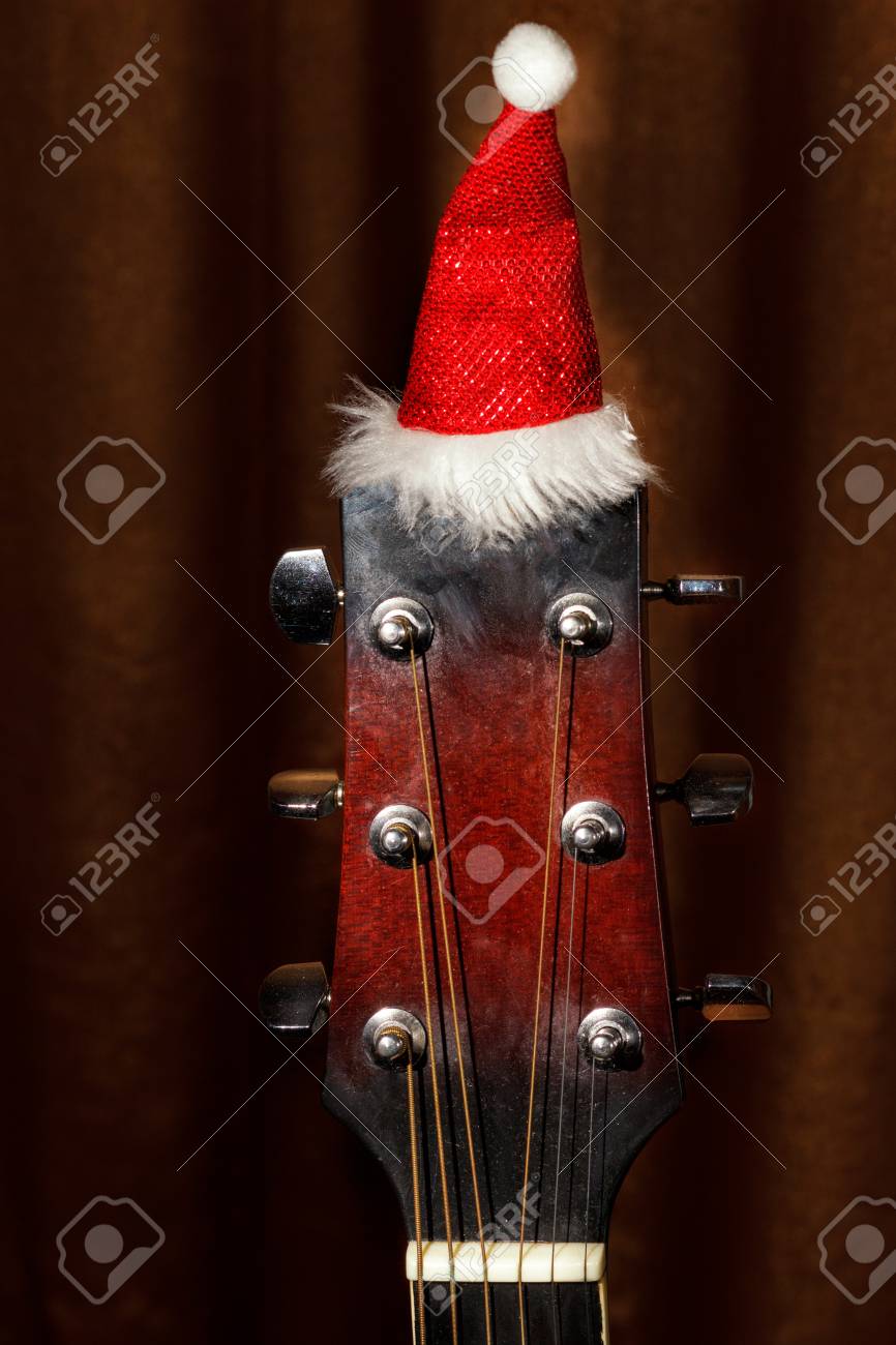 赤のクリスマス帽子グレー背景で クリスマス ソングをギターを の写真素材 画像素材 Image