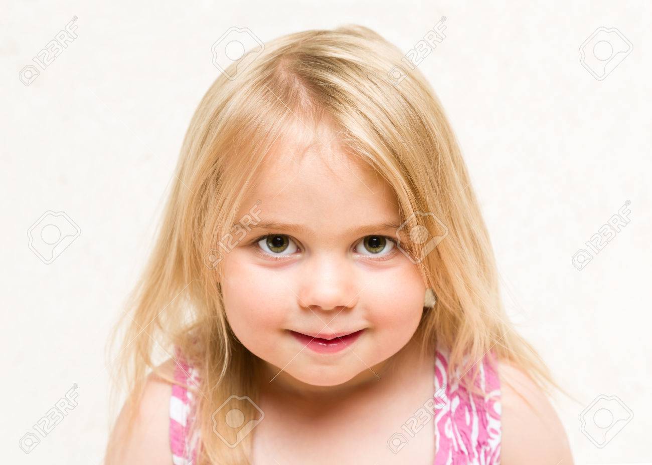 Portrait Gros Plan De Belle Blonde Tout Petit Bebe Fille Avec Sourire Espiegle Banque D Images Et Photos Libres De Droits Image