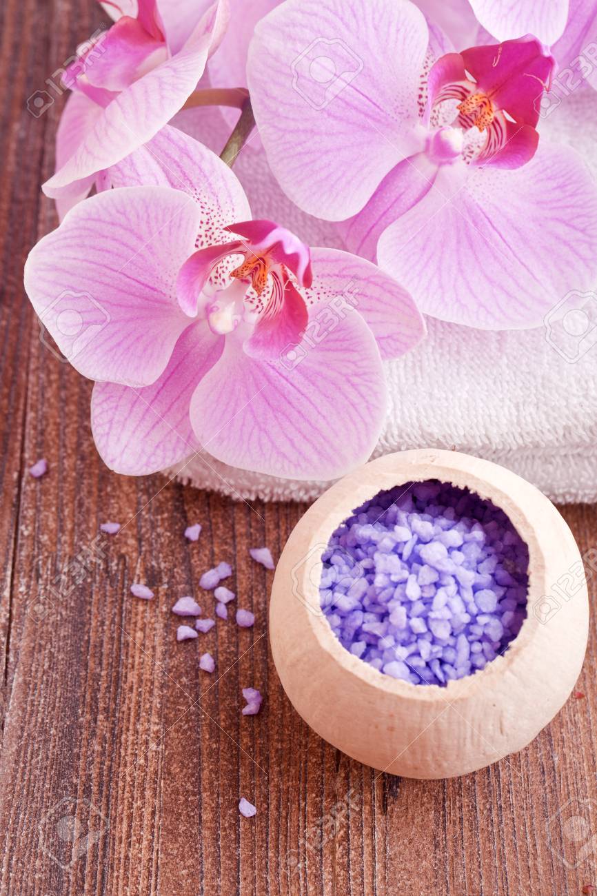蘭の花とタオルお風呂塩美容スパ の写真素材 画像素材 Image