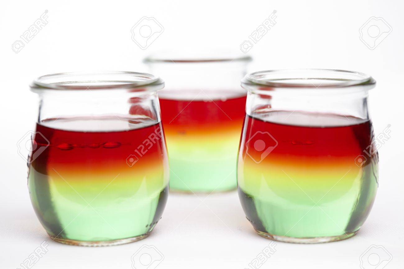 Ampel Wackelpudding Aus Drei Schichten Wackelpudding Waldmeister Grün, Gelb  Zitrone Und Himbeer-Rot Gemacht Lizenzfreie Fotos, Bilder Und Stock  Fotografie. Image 19972505.