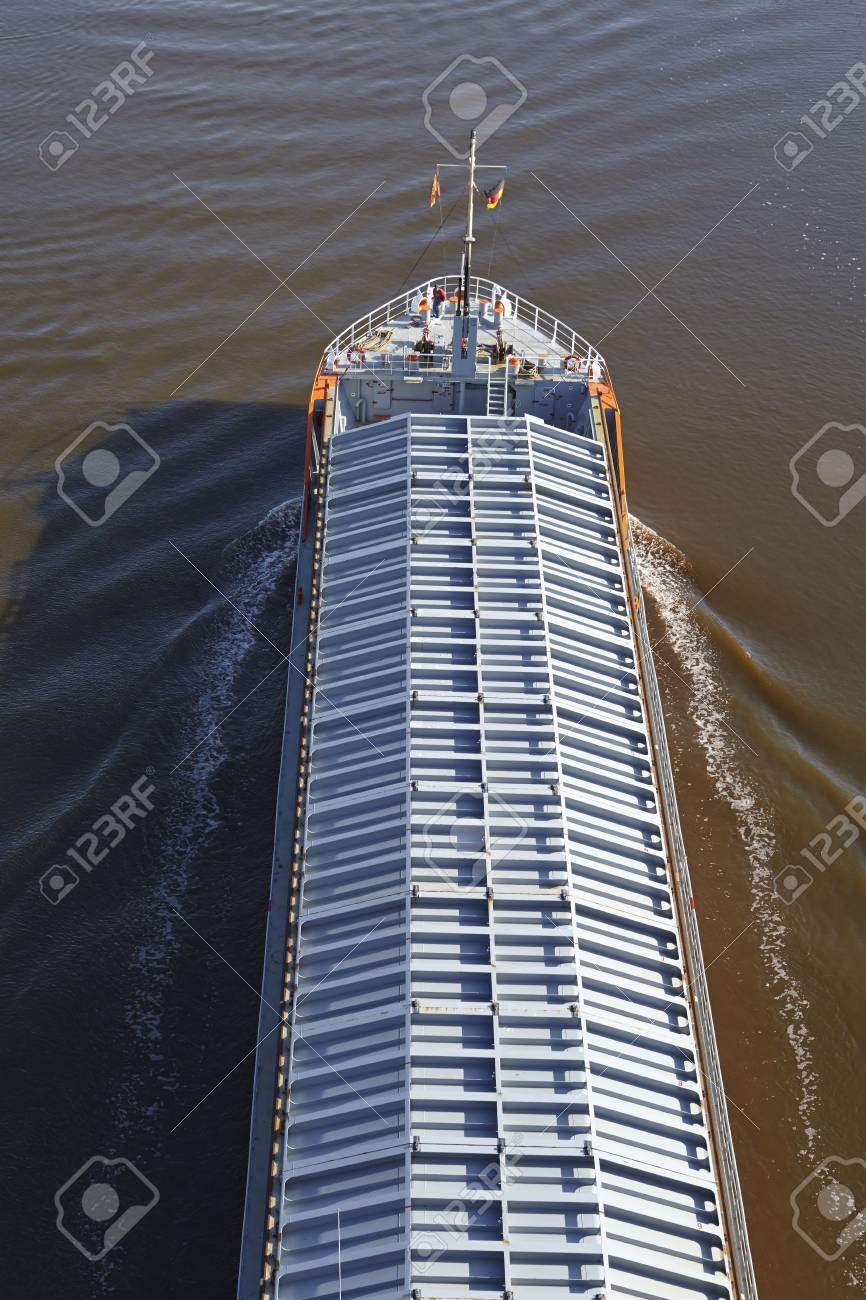 El Carguero Señora Nova En El Canal De Kiel, Cerca De Beldorf  (Schleswig-Holstein, Alemania) Tomada El 15 De Junio De 2014. Fotos,  retratos, imágenes y fotografía de archivo libres de derecho. Image