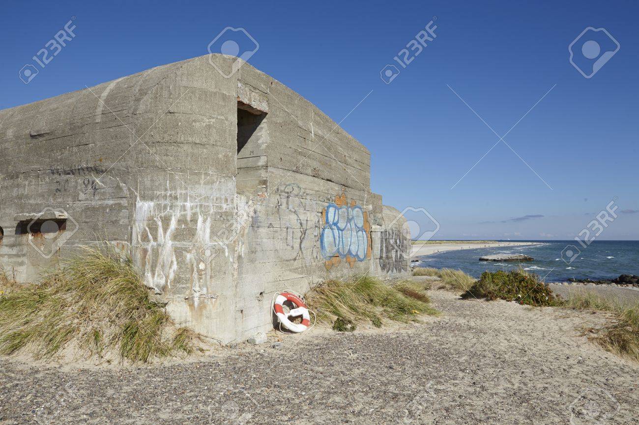 いくつかの 2 番目の単語の戦争のバンカーは スカーゲン デンマーク 北ユトランド半島 と 北海 スカゲラク海峡とカテガット海峡 バルト海 の接合部近くの砂丘で造られます の写真素材 画像素材 Image