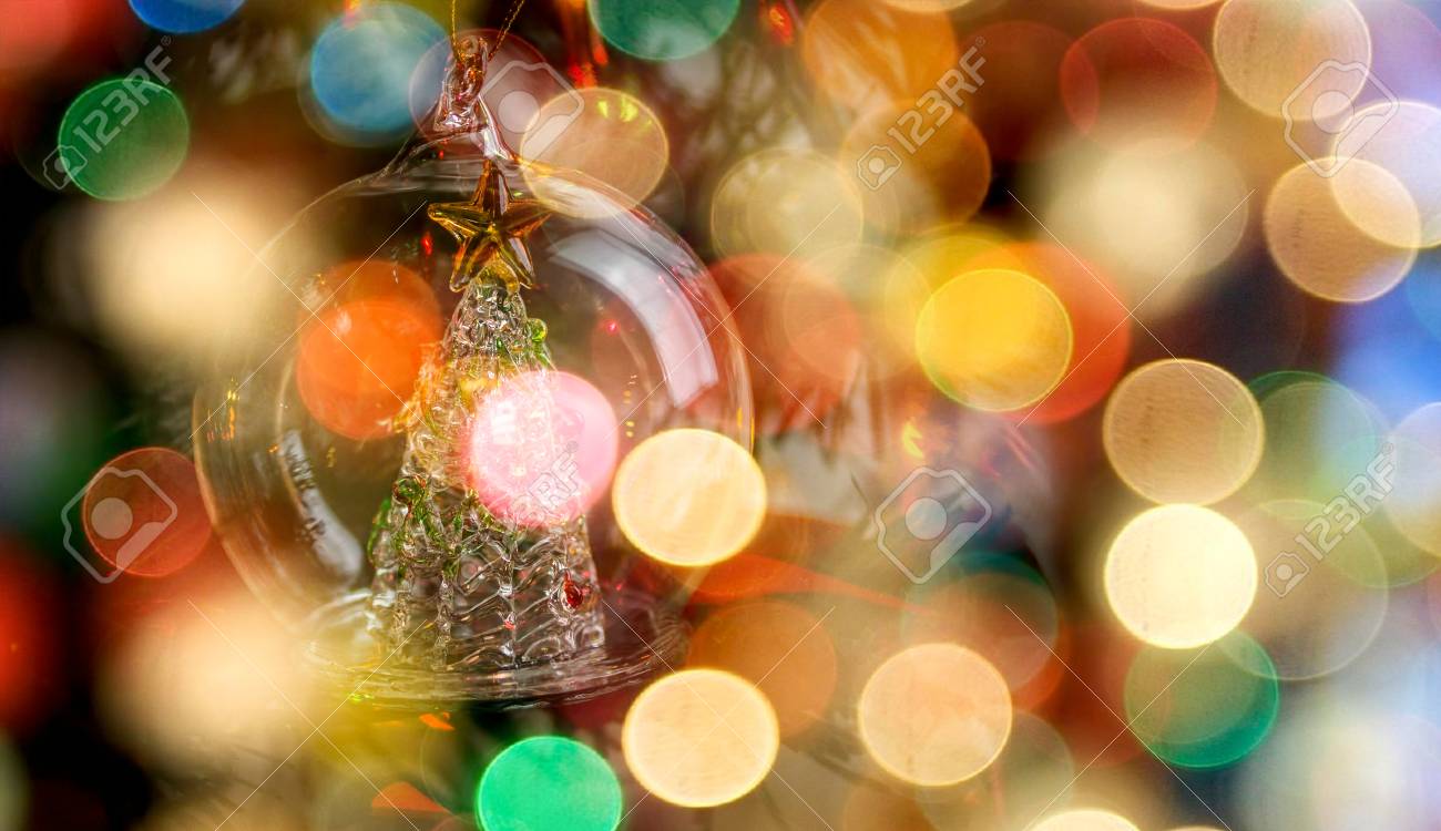 Boule De Verre Avec Arbre De Noël Entouré De Lumières Bokeh Fond De Belles Vacances Espace Texte