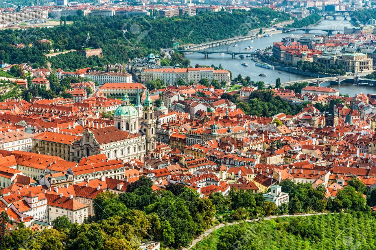 プラハの鳥瞰的なビュー の写真素材・画像素材. Image 22474203.