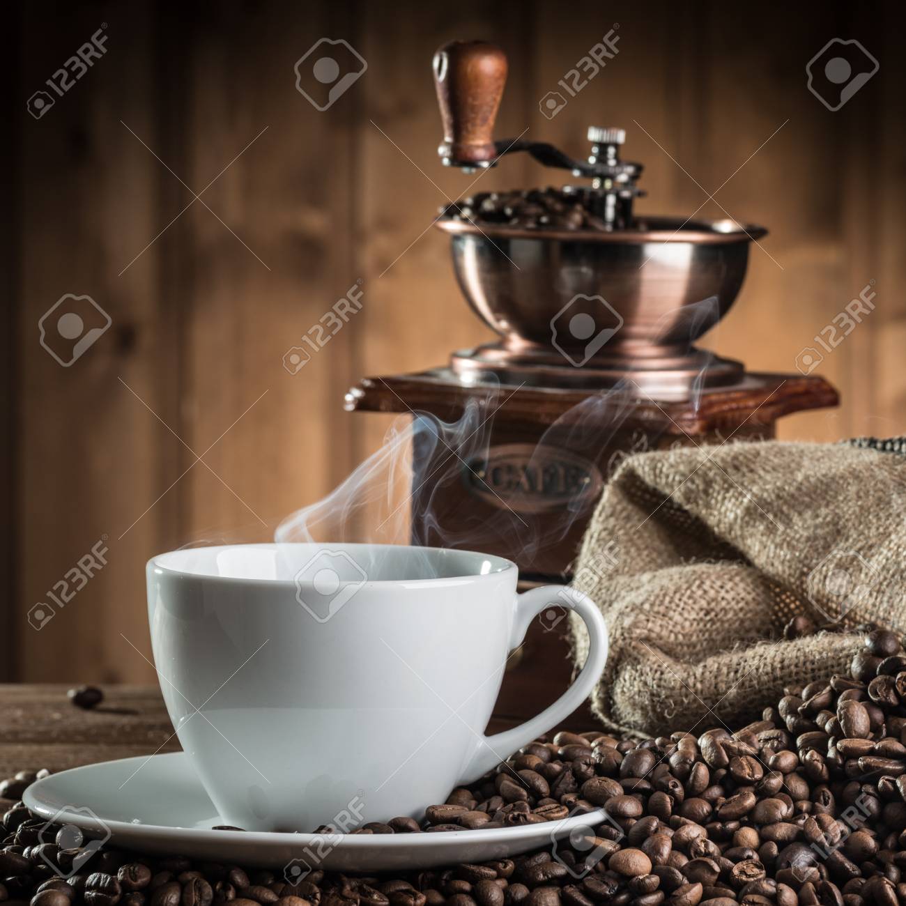コーヒー豆と木製の背景の古いコーヒーミルのある静物 の写真素材 画像素材 Image コーヒー豆と木製の背景の古いコーヒーミルのある静物 の写真素材 画像素材 Image