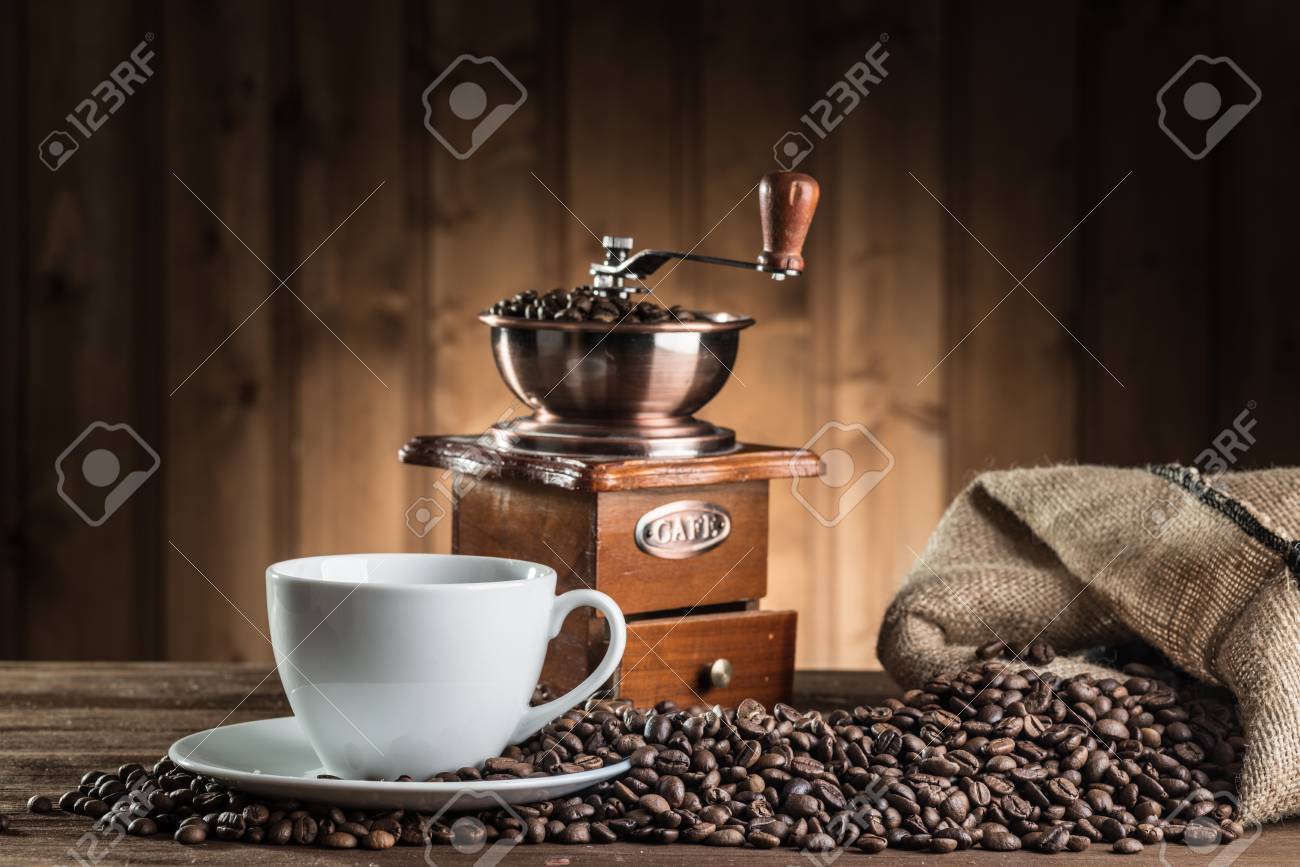 コーヒー豆と木製の背景の古いコーヒーミルのある静物 の写真素材 画像素材 Image コーヒー豆と木製の背景の古いコーヒーミルのある静物 の写真素材 画像素材 Image