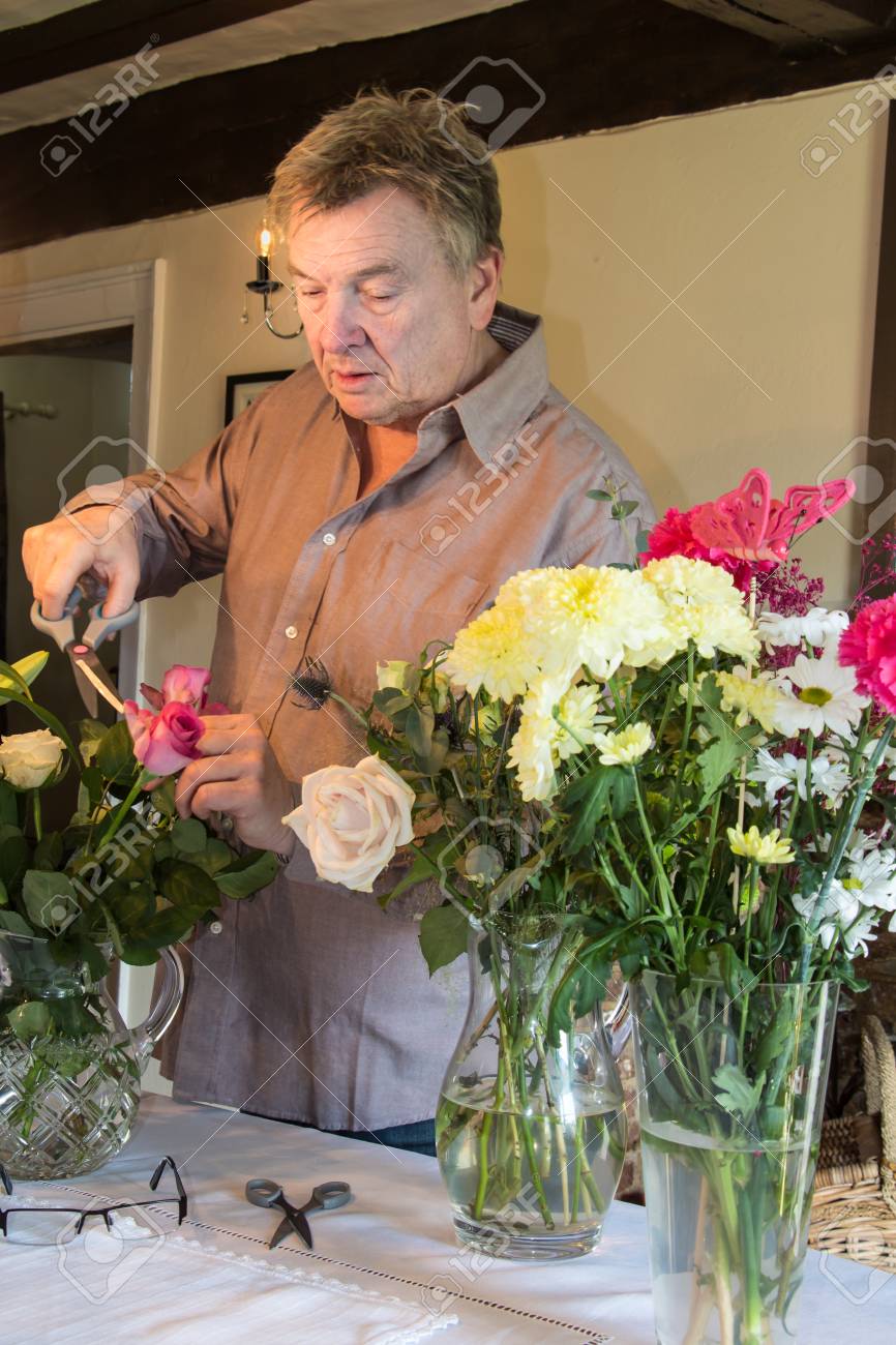 年配の男性がカット花瓶に花を生ける の写真素材 画像素材 Image