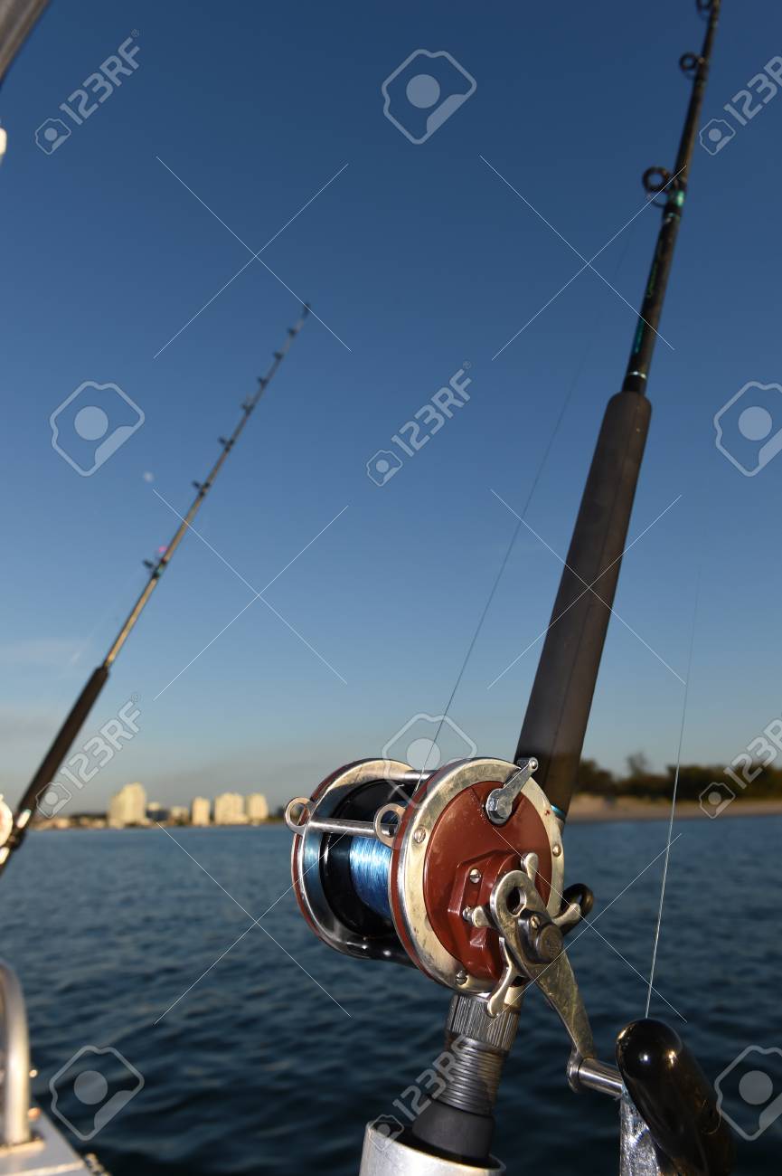 Caña De Pescar Y En Barco De La Carta. Fotos, Retratos, Imágenes Y Fotografía De Archivo Libres De Image 87589760.