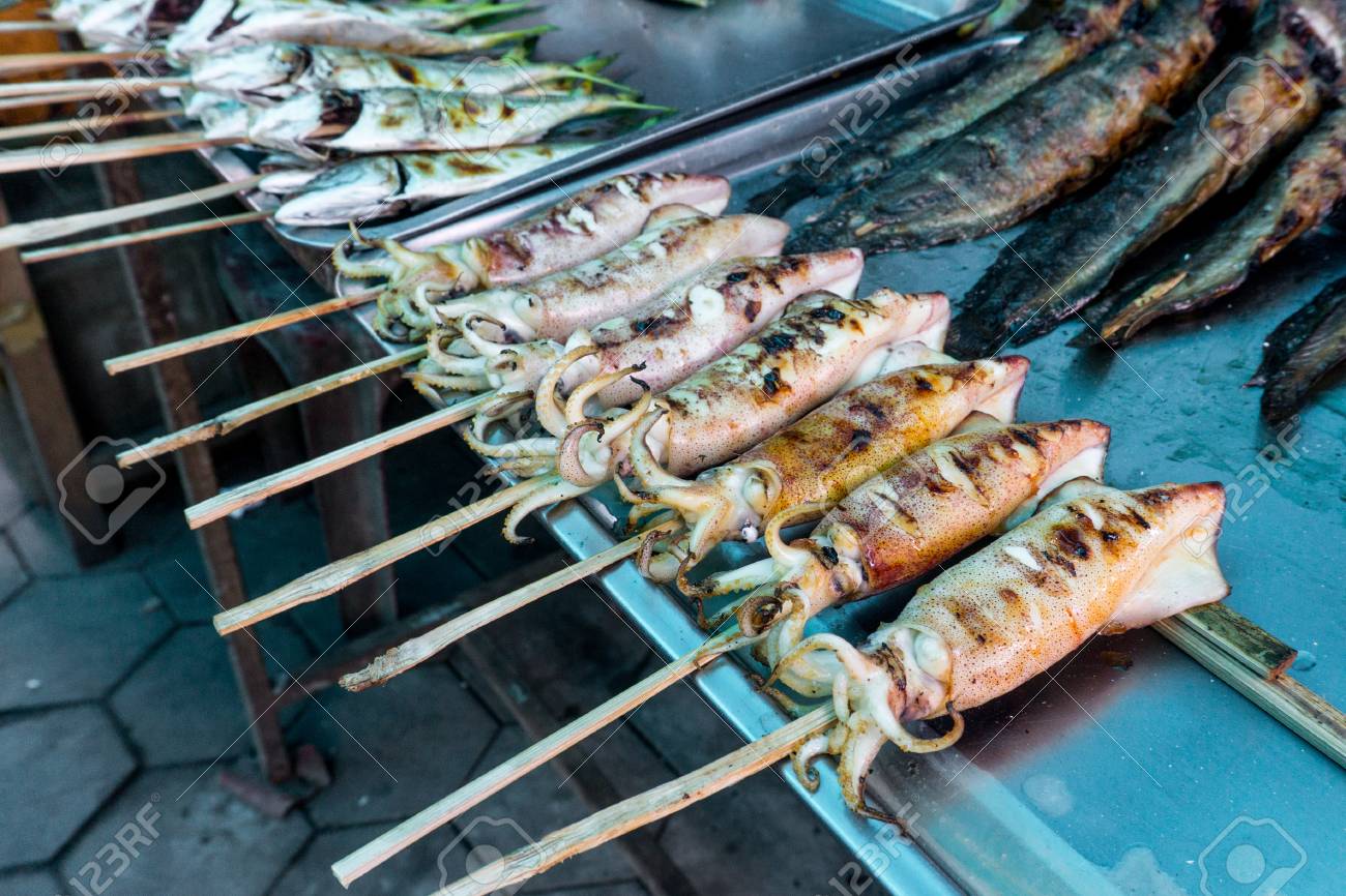 Calamar Au Marché De Crabe à Kep, Cambodge Banque D'Images L'Asiatique De BBQ A Grillé Le Calmar Sur Le Marché Cambodge