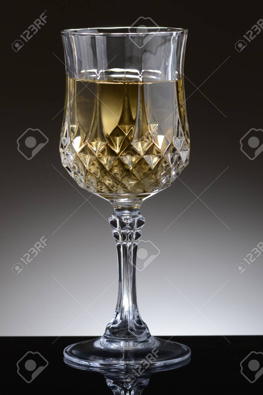 Gros Plan D Un Verre De Vin Chardonnay Fantaisie Sur Une Lumière à Fond Gris Foncé Banque D Images Et Photos Libres De Droits Image 17960525