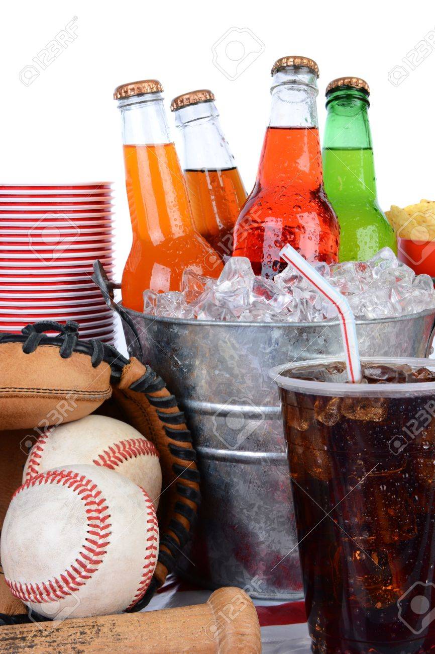Picknicktisch Bereit Fur Einen Sommer Picknick Kalten Pet Flaschen In Einem Eimer Voller Eis Plastikbecher Und Ein Volles Glas Cola Mit Stroh Baseball Ausrustung Und Chips Auf Einem Weissen Hintergrund Lizenzfreie Fotos Bilder Und Stock
