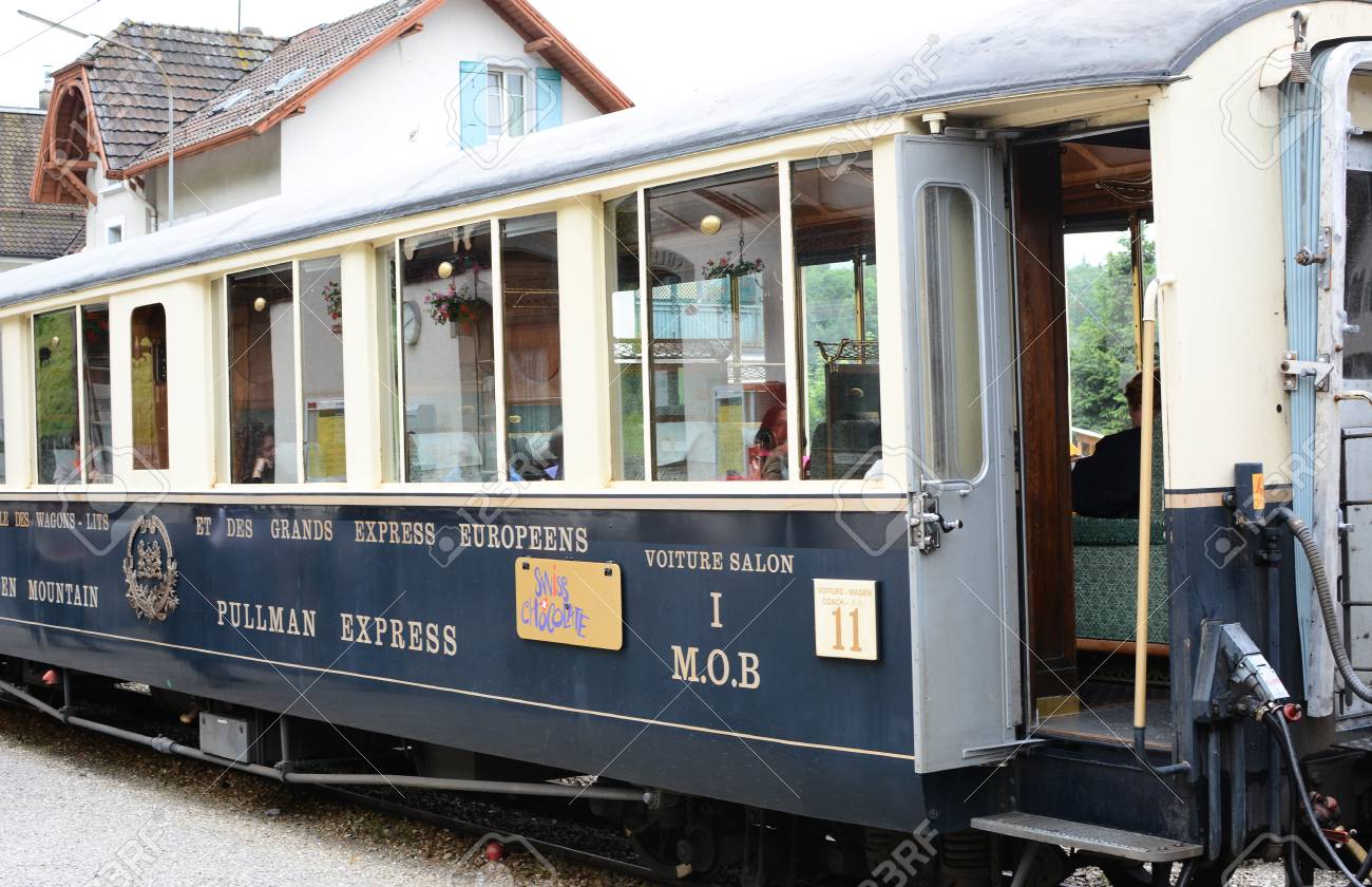 ブロ スイス連邦共和国 2014 年 7 月 8 日 駅で列車がチョコレート 高級観光列車グリュイ エールとブロのチーズとチョコレート工場の見学のため停止するモントルーから出発します の写真素材 画像素材 Image 30041200
