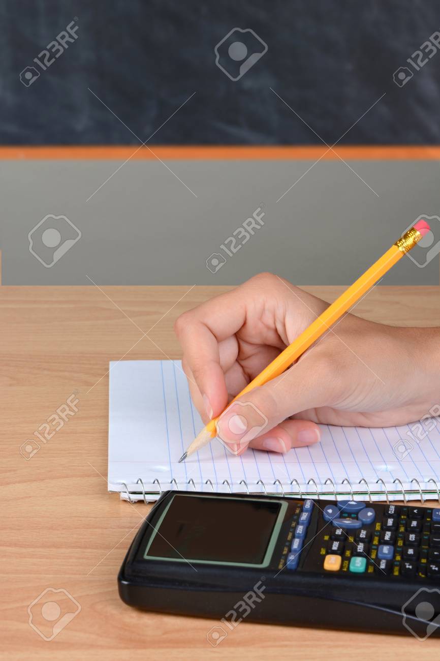 Nahaufnahme Eines Studenten Notizen Das Madchen Hand Halt Einen Bleistift Auf Ein Spiralblock Ein Rechner Ist In Den Vordergrund Und Eine Tafel Im Hintergrund Unscharf Lizenzfreie Fotos Bilder Und Stock Fotografie Image