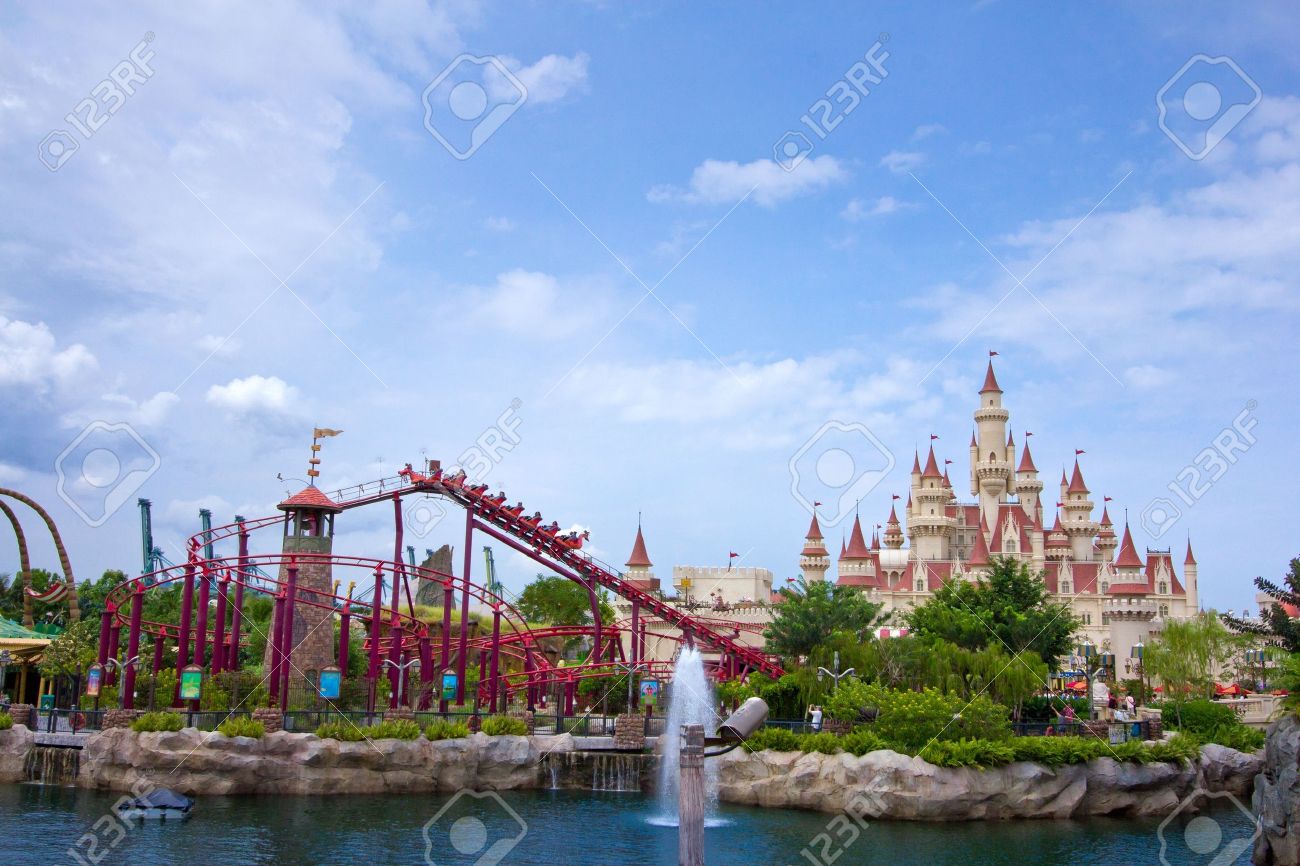 シンガポール 11 年 9 月 18 日ユニバーサル スタジオ シンガポールでシュレック ドラゴン ジェット コースター の写真素材 画像素材 Image