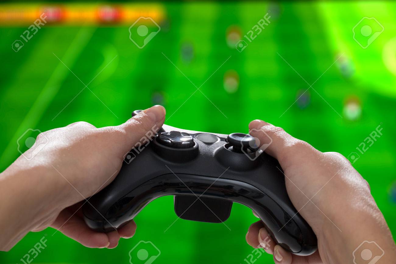 ゲームの演劇のゲーム テレビ楽しいゲーマー ゲームパッド男コント ローラー ビデオ コンソールの趣味や楽しさビュー概念 ストック イメージを保持しているプレーヤーを再生 の写真素材 画像素材 Image