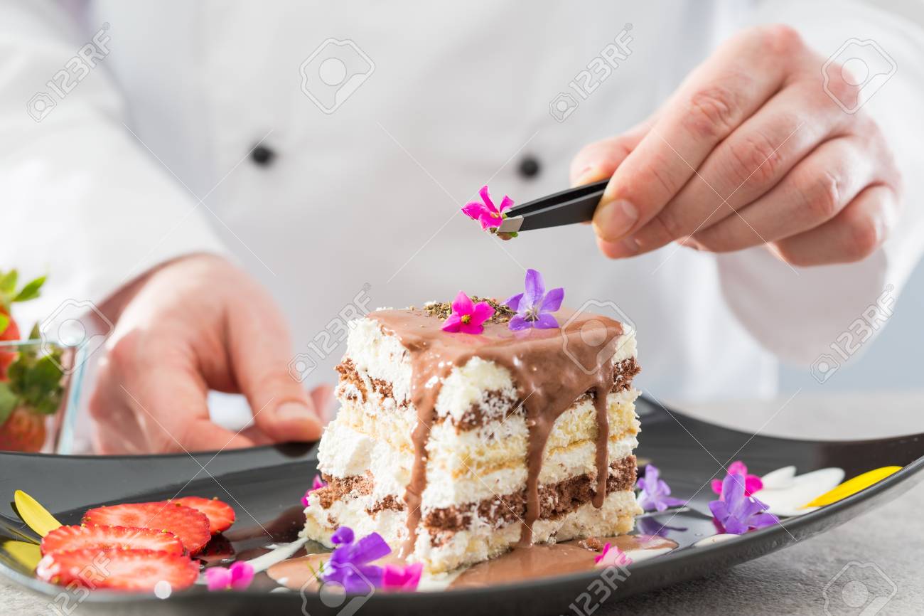 Chef Chocolate Pasteleria Postre Flor Placa Fino Guarnicion Guinda Hacer Pastel Cocinar Alimento Perfecto Comida Agregar Edificio Concepto Fotos Retratos Imagenes Y Fotografia De Archivo Libres De Derecho Image