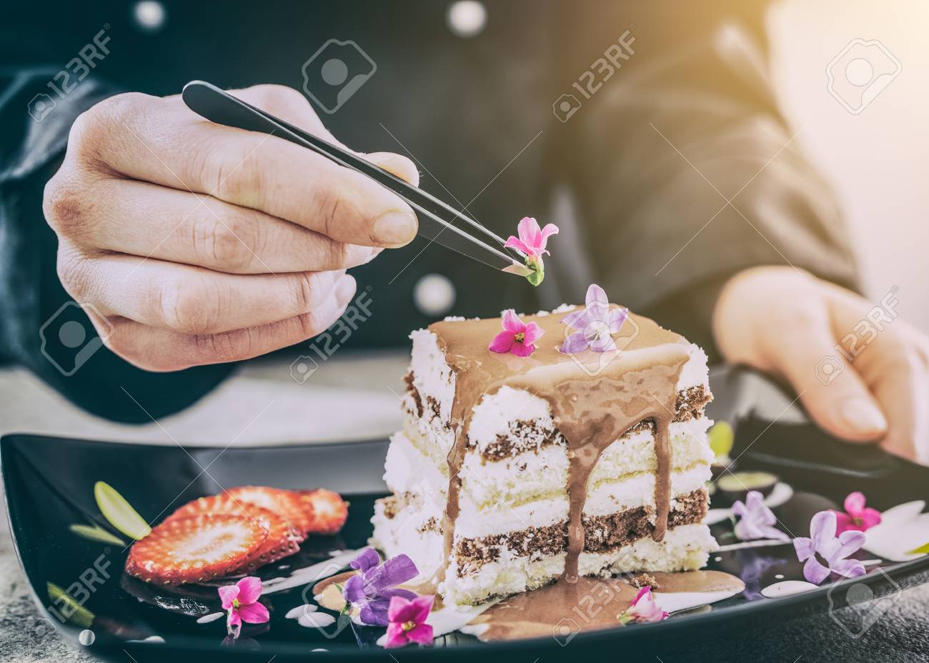 Chef Chocolate Pasteleria Postre Flor Placa Fino Guarnicion Guinda Hacer Pastel Cocinar Alimento Perfecto Comida Agregar Edificio Concepto Fotos Retratos Imagenes Y Fotografia De Archivo Libres De Derecho Image
