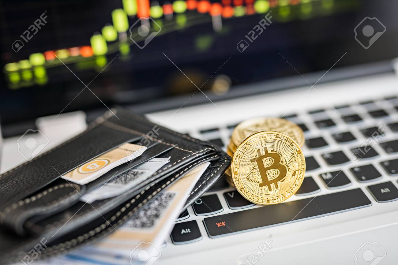 Carteira De Moeda Virtual. Moeda De Ouro Bitcoin E Dinheiro Criptografado  Impresso Com Código QR. Conceito De Criptomoeda. Foto Royalty Free,  Gravuras, Imagens e Banco de fotografias. Image 84315884