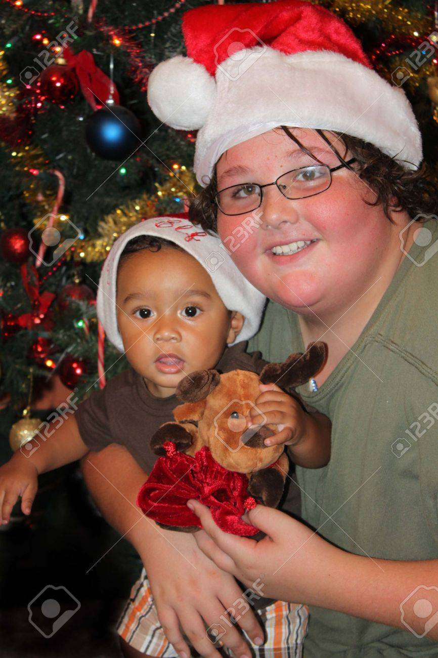 クリスマス ツリーの下のアフリカ系アメリカ人の赤ちゃん の写真素材 画像素材 Image