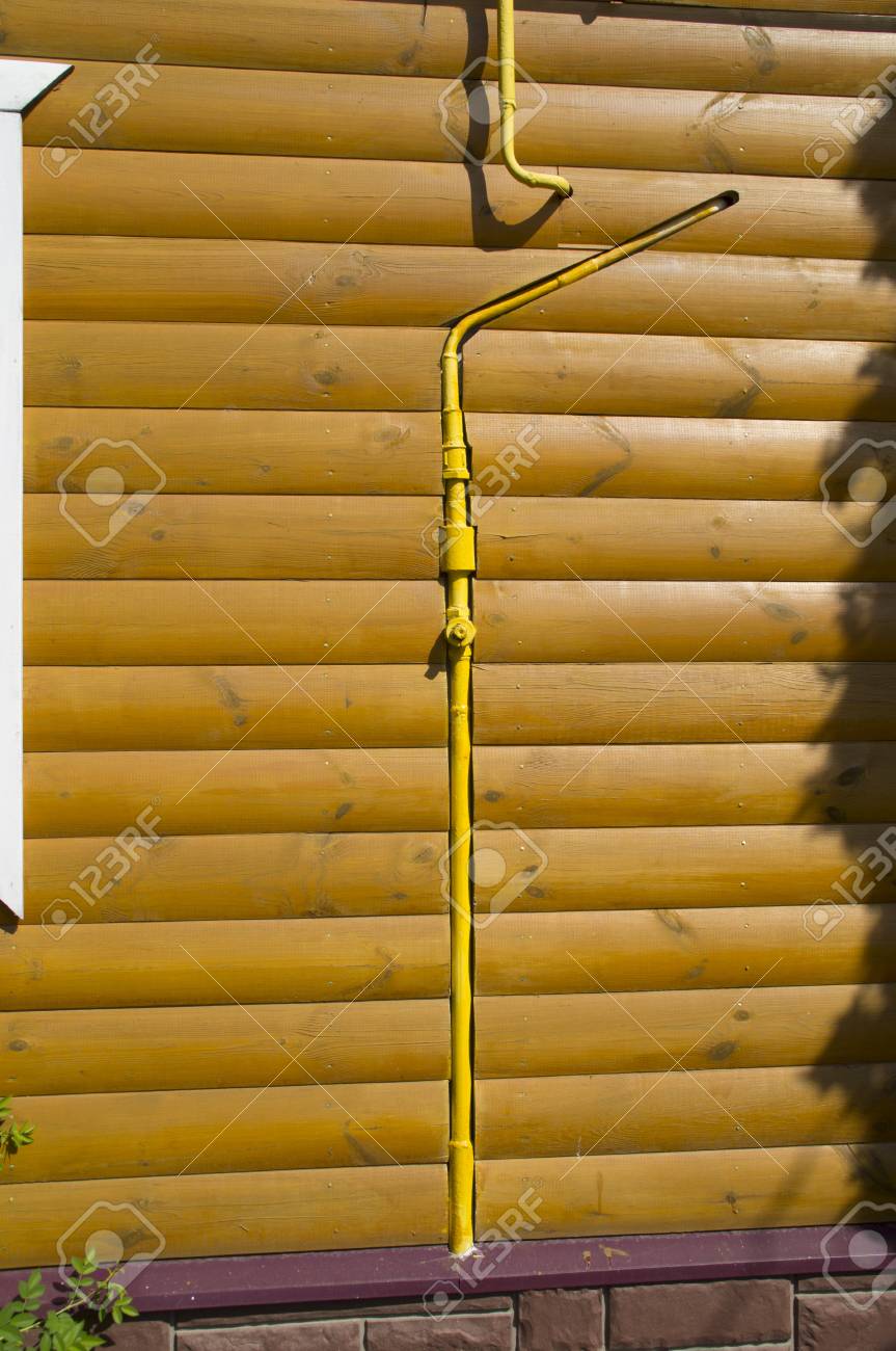 De Tuberias Bajo La Pared De La Casa De Madera Fotos Retratos