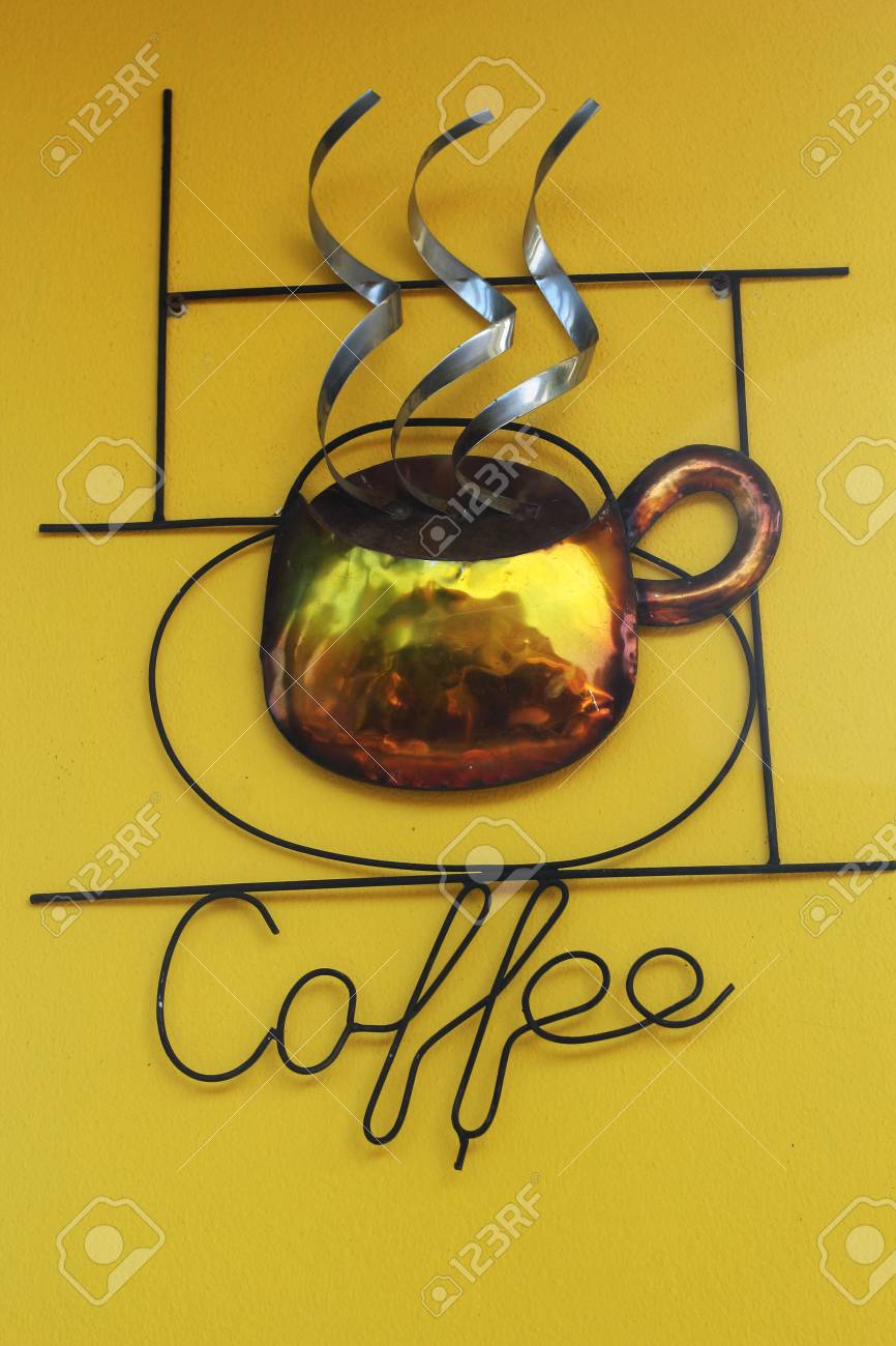 Muestra Del Cafe Decorar En La Pared Amarilla Fotos Retratos