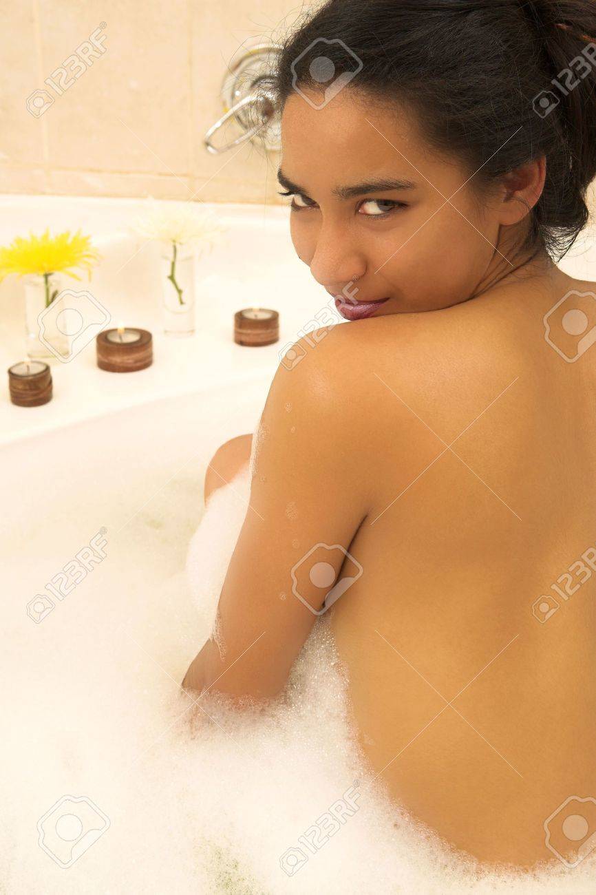 Mujer Desnuda En Un Baño. Fotos, retratos, imágenes y fotografía de archivo  libres de derecho. Image 403013