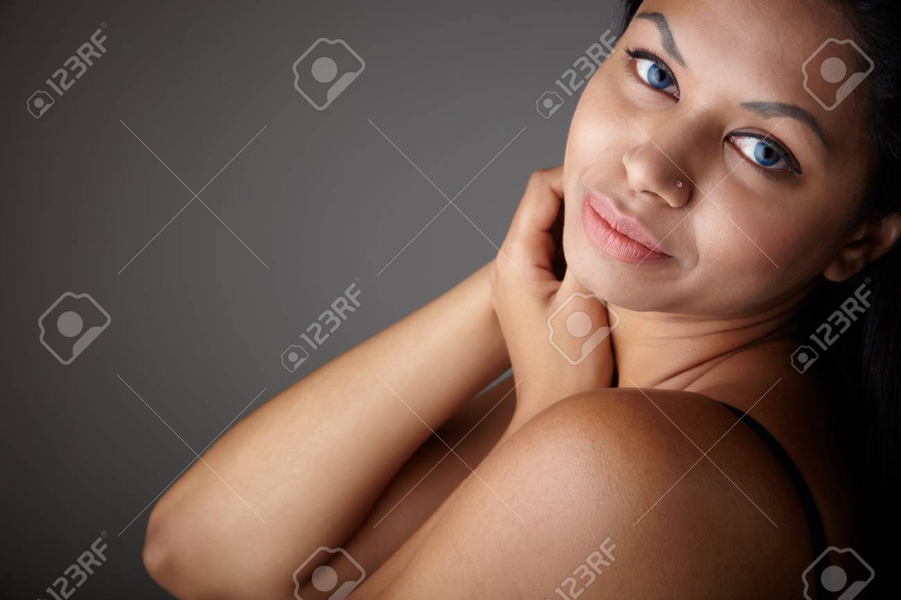 Giovane Voluttuosa Adulta Donna Indiana Con Lunghi Capelli Neri Indossare Lingerie Nera E Lenti A Contatto Colorate Blu Su Sfondo Grigio Neutro Etnia