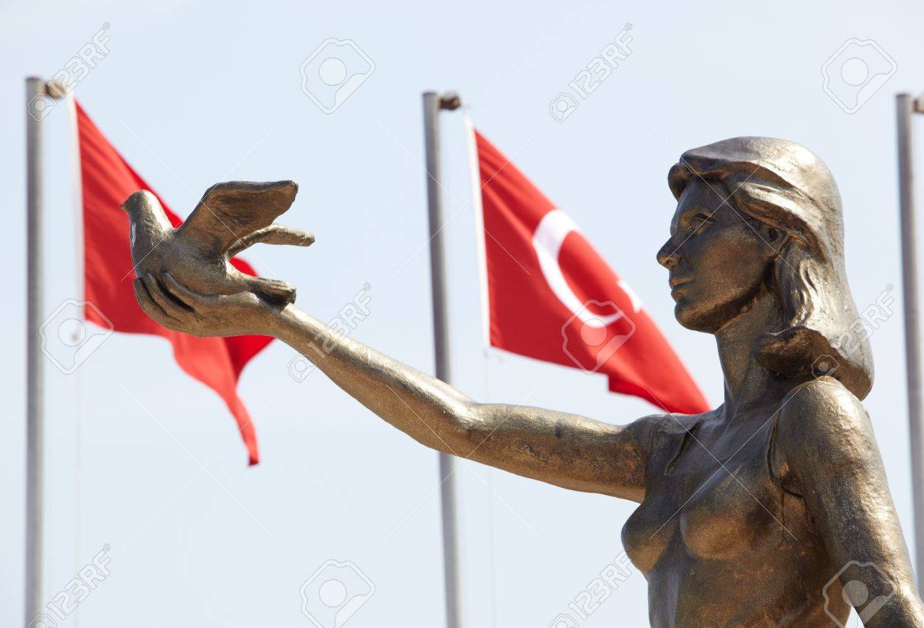 アタチュルク記念碑および青年 クシャダス トルコ トルコの国旗を背景に 平和と希望を意味する記念碑 の写真素材 画像素材 Image