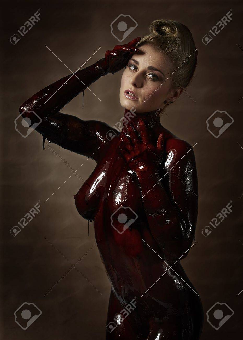 Hermosa Y Sexy Caucásica Adulto Joven Mujer Desnuda Cubierta De Chocolate  Corriendo Dulce Fotos, retratos, imágenes y fotografía de archivo libres de  derecho. Image 20335110