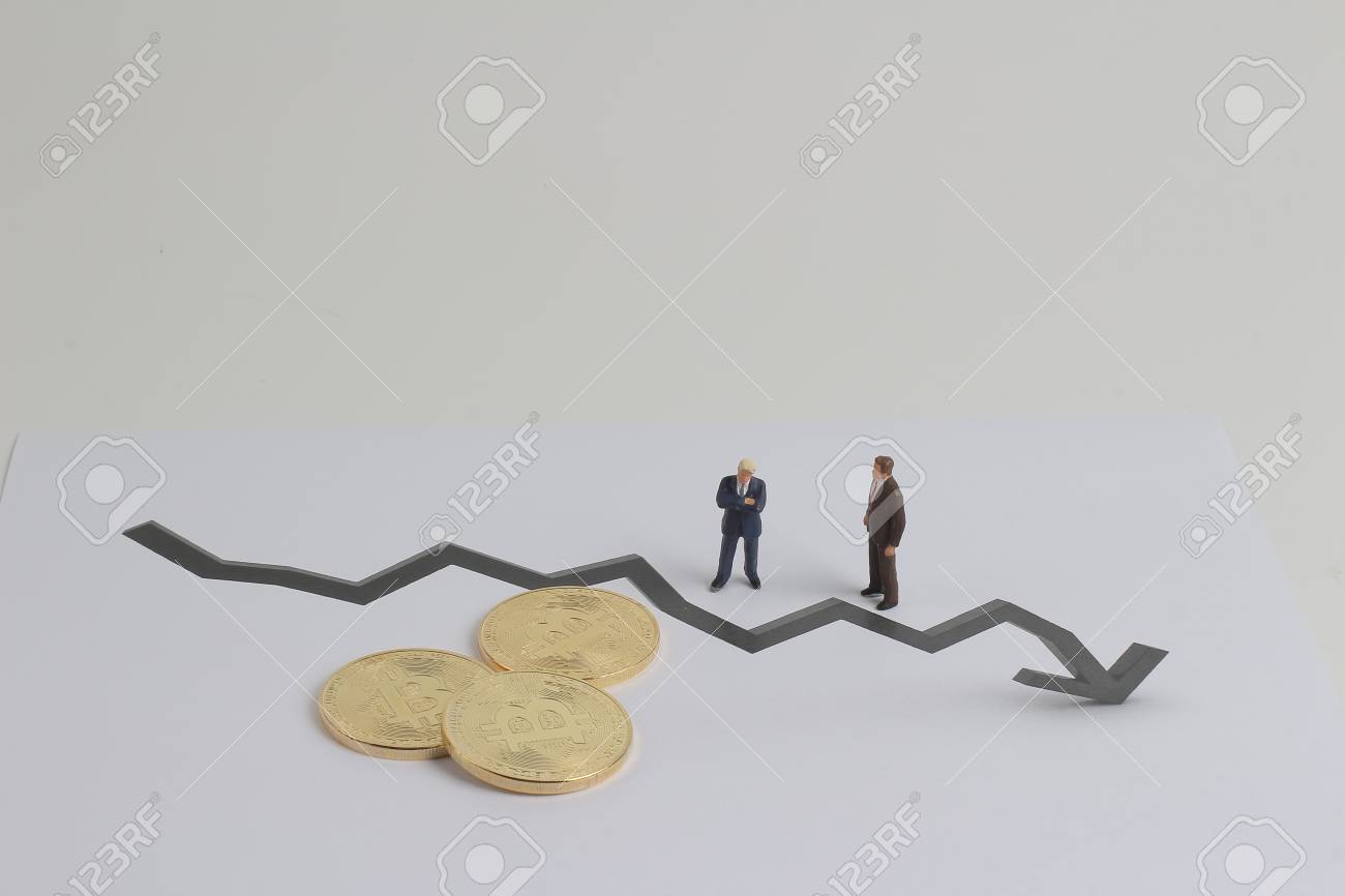 비트 코인 하락 차트, 채굴 된 수치 로열티 무료 사진, 그림, 이미지 그리고 스톡포토그래피. Image 93886105