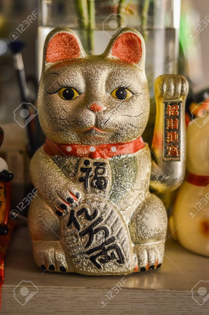 招き猫は日本と多くのアジア文化で人気のある古代文化的なアイコンです 歓迎猫たぶんその所有者に莫大な富と富をもたらします 猫のために西欧文化圏の多くの名前 で行くインスタンス 招き猫 招き猫 の写真素材 画像素材 Image