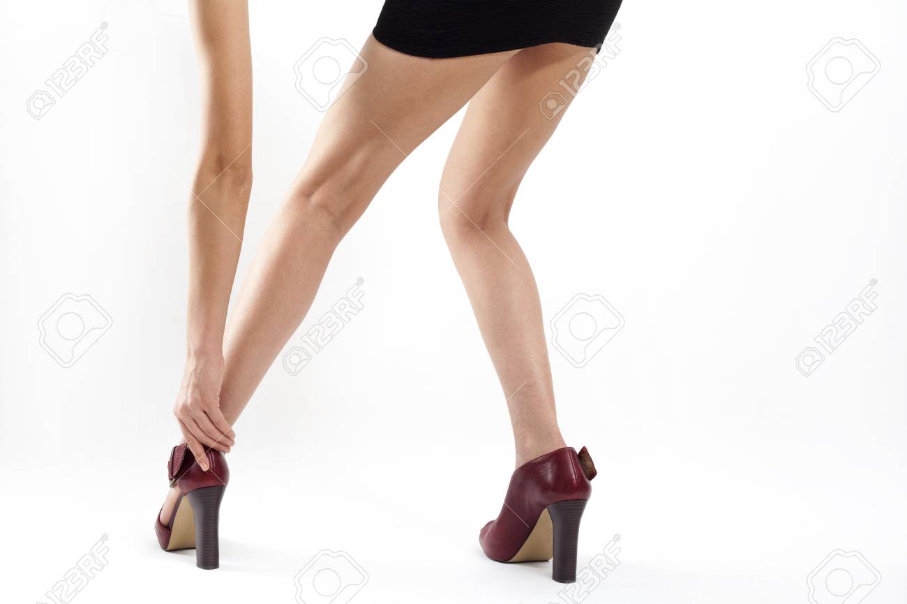 女性の足ハイヒールを履いたホワイト バック グラウンド の写真素材 画像素材 Image