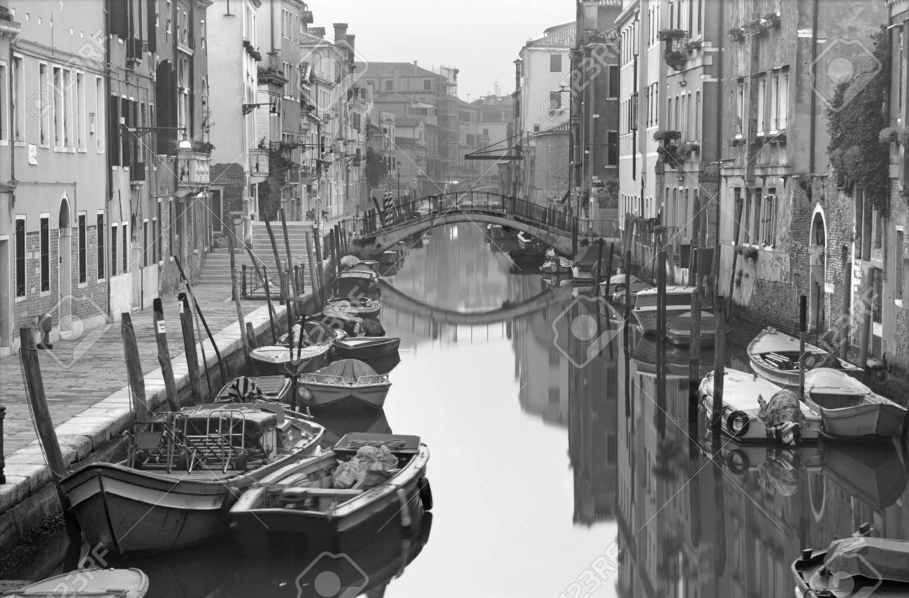 Venecia Fondamenta De La Sensa Y Canal En La Manana Desde El Puente De Ponte De La Malvasia Fotos Retratos Imagenes Y Fotografia De Archivo Libres De Derecho Image 27060917 123rf