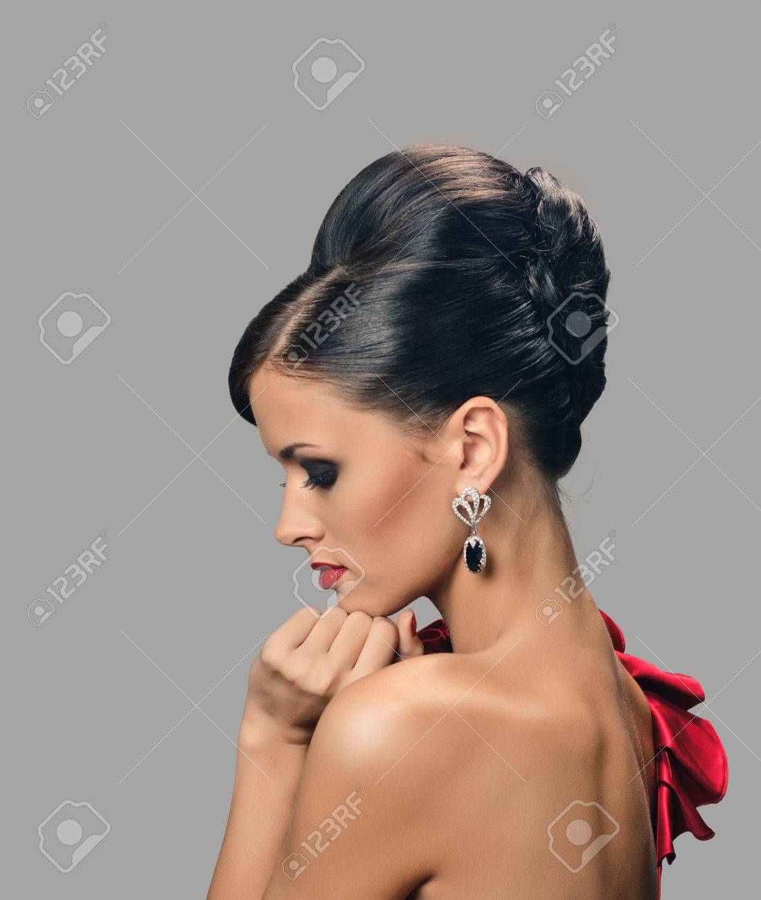 日焼けした褐色の肌と黒髪ファッション髪型 ピアスで美しい女性 の写真素材 画像素材 Image