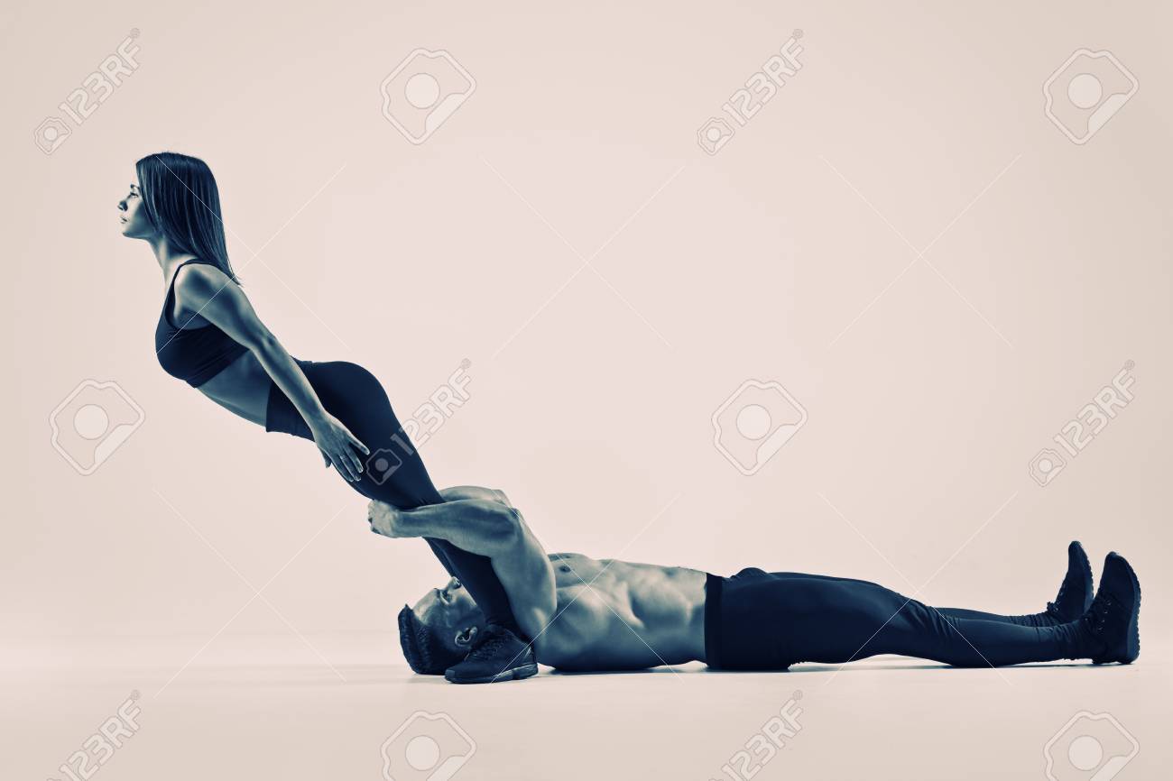 アクロバットで運動若いカップル の写真素材 画像素材 Image