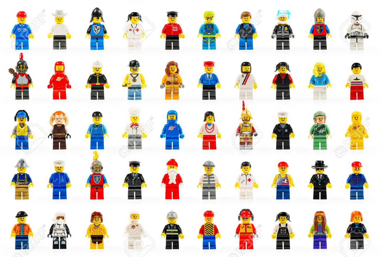 50 のグループの過去と現在白地レゴに様々 なレゴ ミニフィギュアが有名な建設玩具 Lego グループによって製造された 白で隔離される様々 なレゴ ミニフィギュア ビルン デンマーク拠点の会社 の写真素材 画像素材 Image