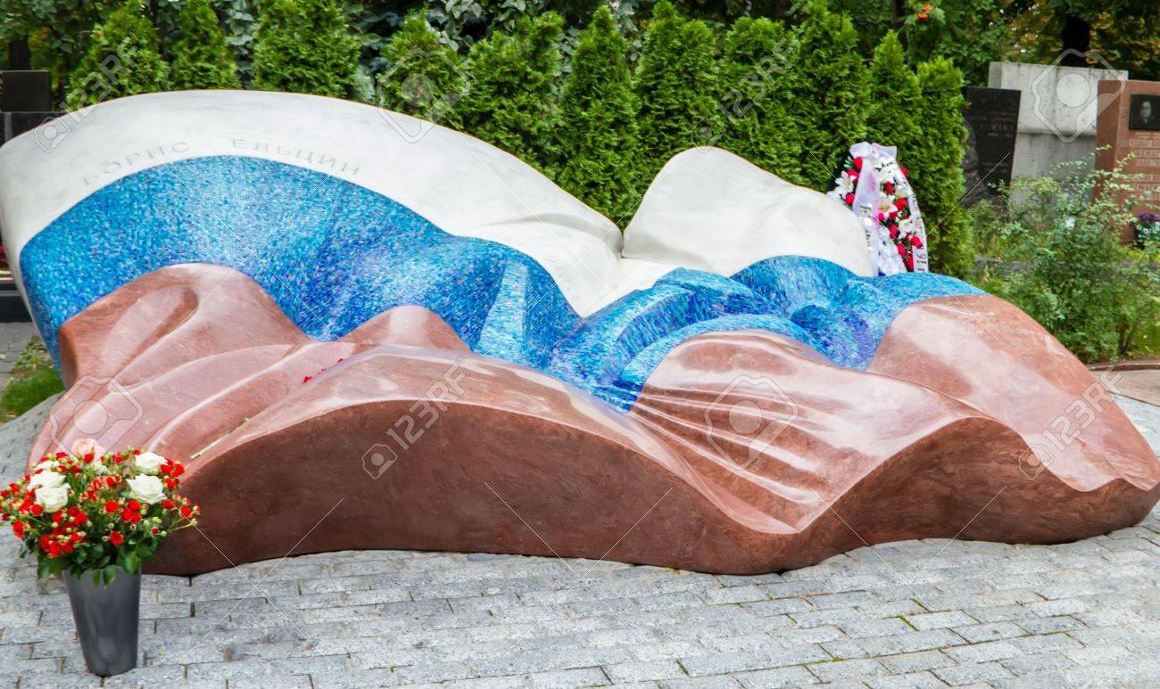 La Tombe Du Premier Président De La Russie Boris Eltsine Le Cimetière De  Novodevitchi. Banque D'Images et Photos Libres De Droits. Image 17222913