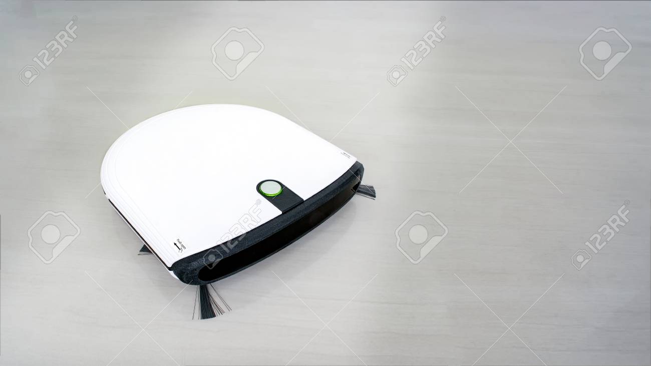 白い大理石の床の現代の自律ロボット掃除機 の写真素材 画像素材 Image