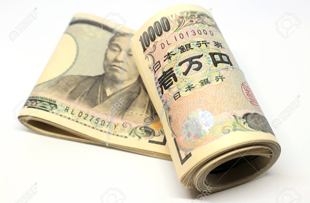 白い背景上に 10000 円日本お金のロールの写真素材・画像素材 Image 79187208